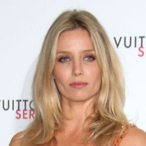 Annabelle Wallis | biog.com