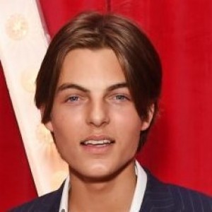 Damian Hurley | biog.com