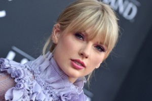 Taylor Swift | biog.com